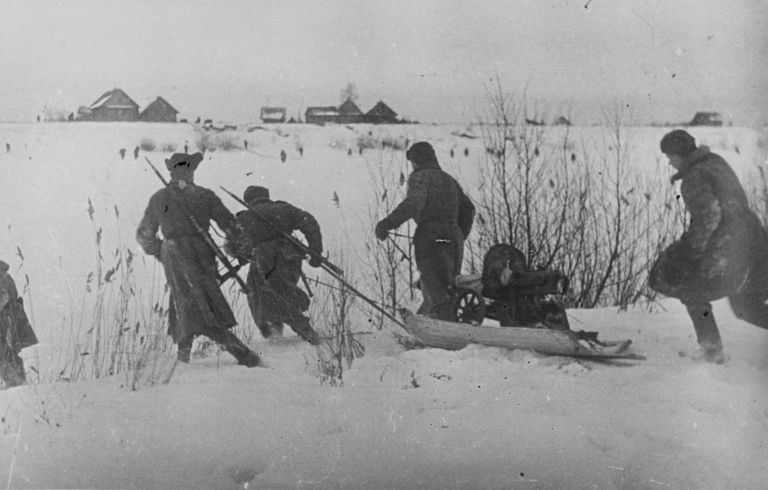 Nõukogude kuulipildurid ja automaaturid 26. veebruaril 1944 Narva jõge ületamas. Foto - Rahvusarhiiv